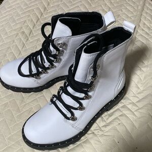 Sorel  Lace flat ankle boot in white